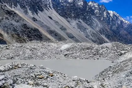 Uttarakhand Himalayas highlighting the growing Uttarakhand Water Disaster risk caused by melting glaciers and expanding glacial lakes.
