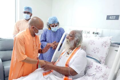 CM Yogi Visits Medanta: CM Yogi met Mahant Nritya Gopal Das at Medanta Hospital and received a full report on his treatment.