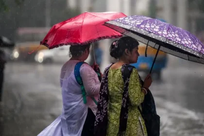Weather Alert: Dark monsoon clouds over Delhi as IMD issues a Weather Alert for heavy rain, thunderstorms, and strong winds across 20 Indian states.