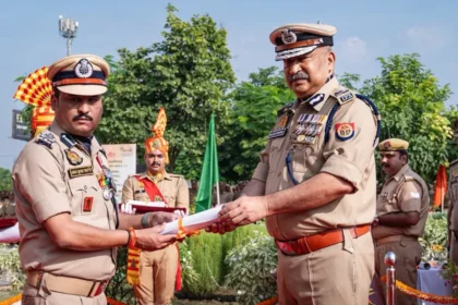 राष्ट्रपति वीरता पदक अजय साहनी को DGP राजीव कृष्ण से मिलते हुए