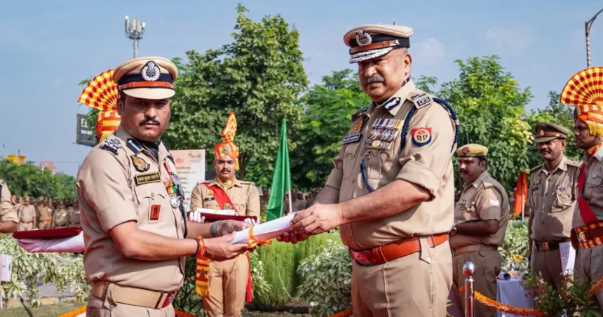 राष्ट्रपति वीरता पदक अजय साहनी को DGP राजीव कृष्ण से मिलते हुए