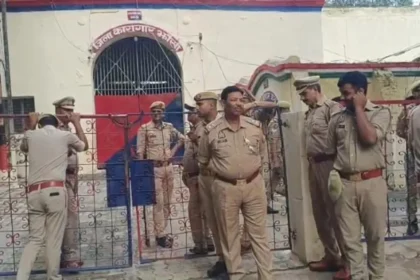 Ali Ahmad को झांसी जिला जेल से पुलिस सुरक्षा के बीच प्रयागराज रवाना करते पुलिसकर्मी