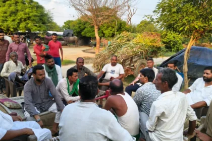 बदायूँ में भारतीय किसान यूनियन के पदाधिकारी गांव में तिरंगा यात्रा को लेकर जनसंपर्क करते हुए