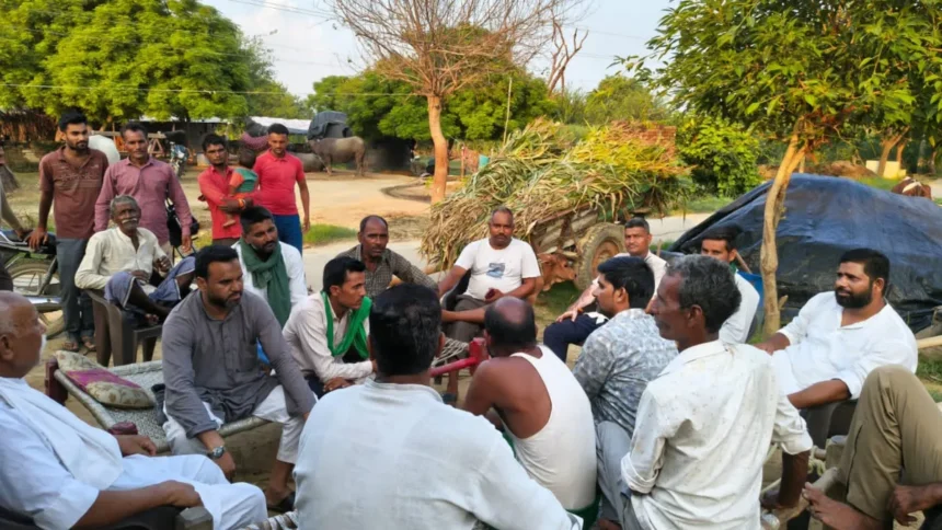 बदायूँ में भारतीय किसान यूनियन के पदाधिकारी गांव में तिरंगा यात्रा को लेकर जनसंपर्क करते हुए