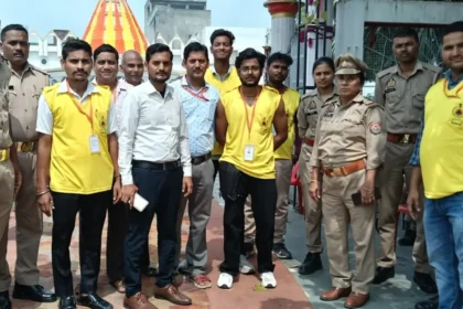 बदायूं नागरिक सुरक्षा कोर कांवड़ यात्रा में सहयोग करते स्वयंसेवक