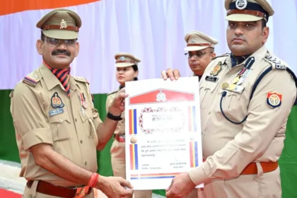 बरेली पुलिस लाइन ध्वजारोहण में तिरंगा फहराते SSP अनुराग आर्य