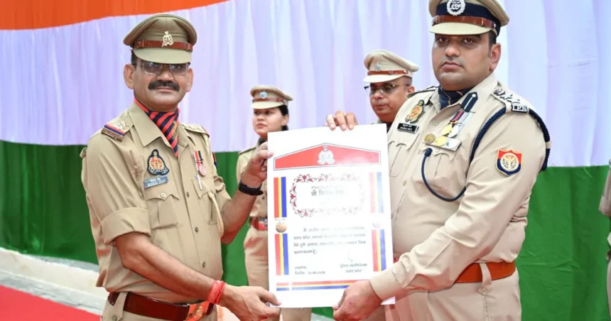 बरेली पुलिस लाइन ध्वजारोहण में तिरंगा फहराते SSP अनुराग आर्य