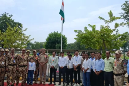 बरेली पुलिस लाइन ध्वजारोहण में तिरंगा फहराते SSP अनुराग आर्य