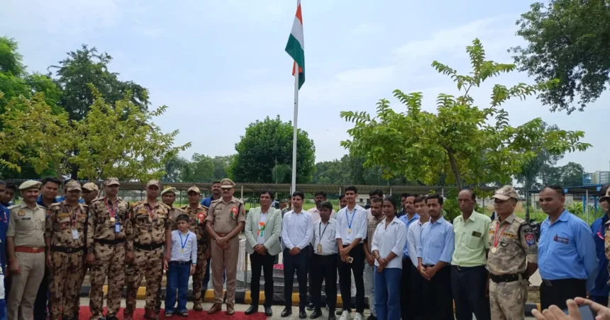 बरेली पुलिस लाइन ध्वजारोहण में तिरंगा फहराते SSP अनुराग आर्य