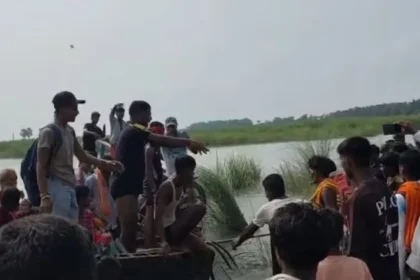 बेगूसराय बाढ़ महिलाएं रेस्क्यू, नाव की मदद से बाहर निकाली गईं दोनों महिलाएं