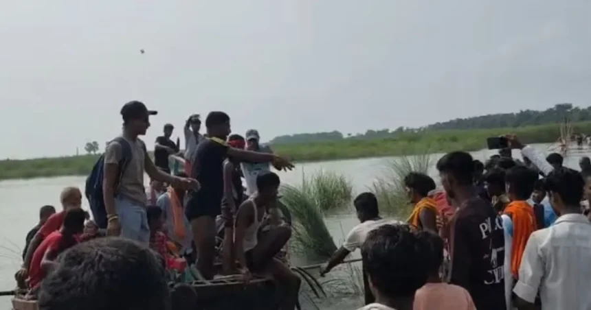 बेगूसराय बाढ़ महिलाएं रेस्क्यू, नाव की मदद से बाहर निकाली गईं दोनों महिलाएं