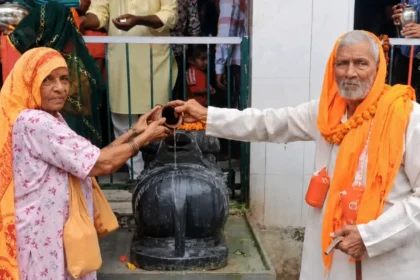 चंदर 250 किलोमीटर कांवड़ यात्रा, 85 साल के बुजुर्ग हरिद्वार से सागरपुर पैदल पहुंचे
