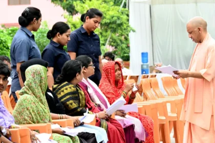 CM योगी लेखपाल सस्पेंड आदेश देते हुए जनता दर्शन में