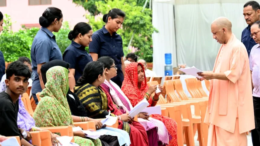 CM योगी लेखपाल सस्पेंड आदेश देते हुए जनता दर्शन में