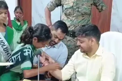 धनबाद छात्राएं पुलिस राखी बांधते हुए समाहरणालय में