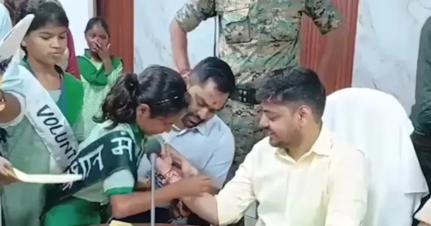 धनबाद छात्राएं पुलिस राखी बांधते हुए समाहरणालय में