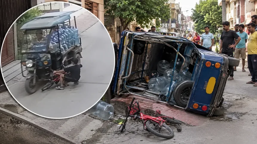 फरीदाबाद ई-रिक्शा हादसे में बच्चे की मौत, पलटा हुआ ई-रिक्शा