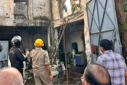 गाजियाबाद फैक्ट्री आग बुझाते फायर टेंडर कर्मी