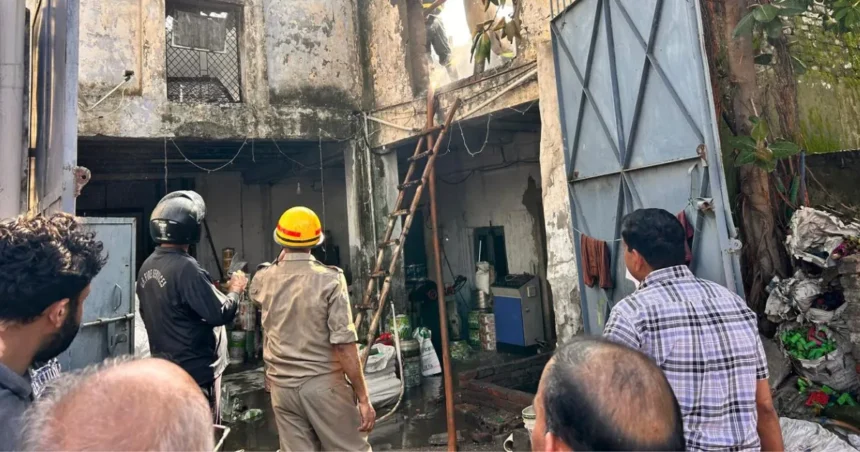 गाजियाबाद फैक्ट्री आग बुझाते फायर टेंडर कर्मी