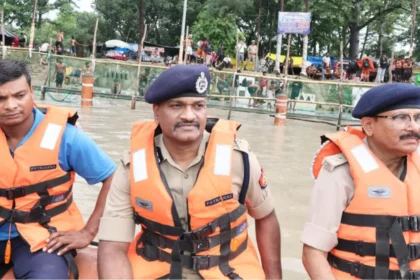 Ghaziabad Kanwar Yatra के दौरान पुलिस आयुक्त द्वारा कांवड़ मार्ग, CCTV कैमरों और मेरठ तिराहा कंट्रोल रूम का निरीक्षण करते हुए