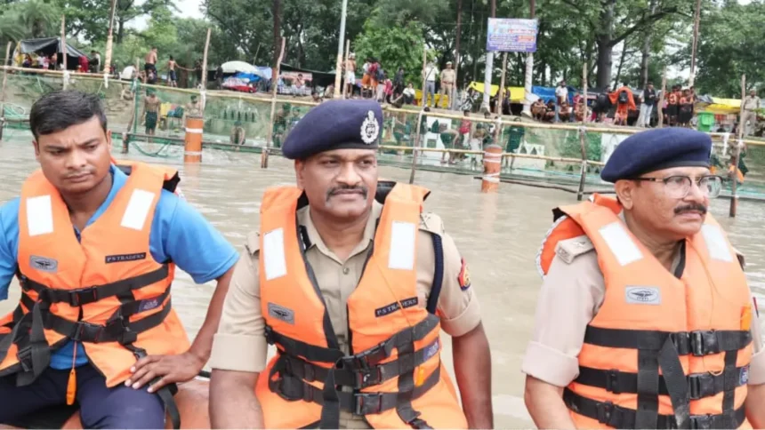 Ghaziabad Kanwar Yatra के दौरान पुलिस आयुक्त द्वारा कांवड़ मार्ग, CCTV कैमरों और मेरठ तिराहा कंट्रोल रूम का निरीक्षण करते हुए