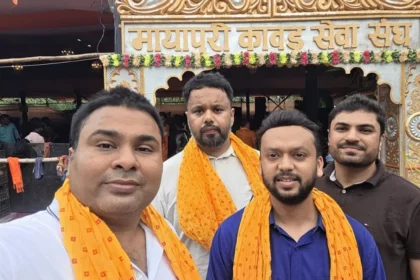 गाजियाबाद राउंड टेबल 308 के सदस्य कांवड़ यात्रियों को भोजन परोसते हुए