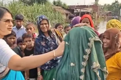 IAS कविता मीणा हापुड़ डीएम दवा बुजुर्ग महिला