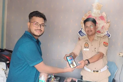 झांसी पुलिस ने ढूंढा खोया मोबाइल, संदीप घोष को सौंपा फोन