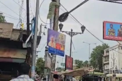 झांसी पोस्टर फाड़ने का वीडियो वायरल, खंभे पर चढ़े सपा नेता