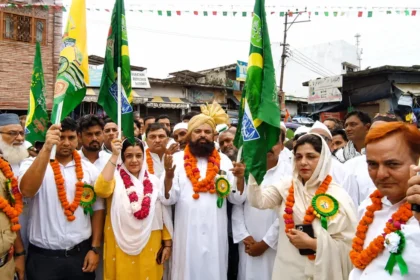 जुलूस-ए-मुहम्मदी सहावर में ऊंट-घोड़ों पर सवार लोग