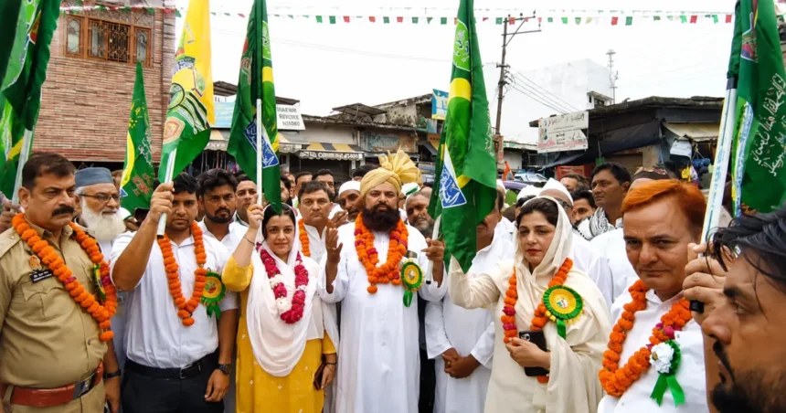 जुलूस-ए-मुहम्मदी सहावर में ऊंट-घोड़ों पर सवार लोग