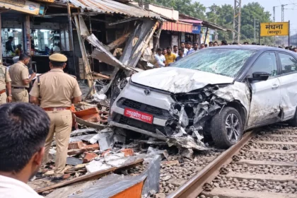 कानपुर मंधना कार हादसा में रेलवे ट्रैक पर फंसी इलेक्ट्रिक कार