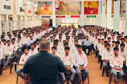 कासगंज जिलाधिकारी विद्यार्थी संवाद कार्यक्रम की तस्वीर