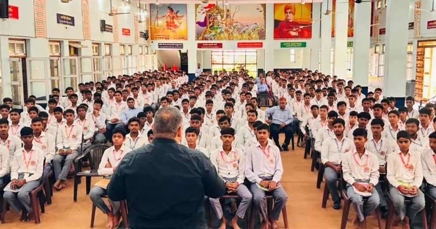कासगंज जिलाधिकारी विद्यार्थी संवाद कार्यक्रम की तस्वीर