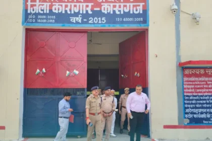 कासगंज जिला कारागार निरीक्षण करते डीएम प्रणय सिंह व एसपी ओम प्रकाश सिंह