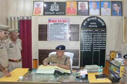 कासगंज एसपी कोतवाली निरीक्षण के दौरान अभिलेख जांचते पुलिस अधीक्षक ओपी सिंह