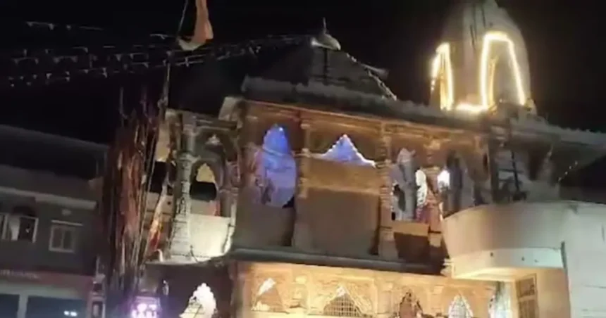 कटिहार मंदिर चोरी CCTV फुटेज में पुजारी के कुर्ते से पैसे निकालता युवक
