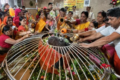 लखीसराय अशोकधाम भगदड़ के बाद मंदिर में उमड़े श्रद्धालु