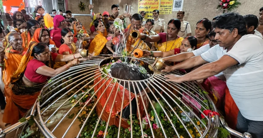 लखीसराय अशोकधाम भगदड़ के बाद मंदिर में उमड़े श्रद्धालु