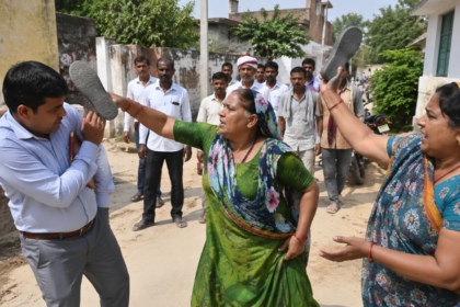 फतेहपुर में लेखपाल पर चप्पल हमला करती महिलाएं