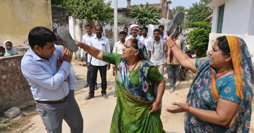 फतेहपुर में लेखपाल पर चप्पल हमला करती महिलाएं