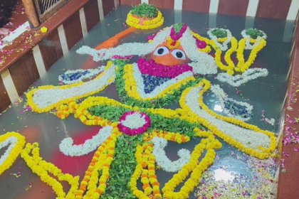 लेटे हनुमान गंगा स्नान प्रयागराज मंदिर गर्भगृह आरती
