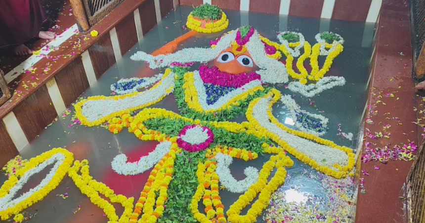 लेटे हनुमान गंगा स्नान प्रयागराज मंदिर गर्भगृह आरती