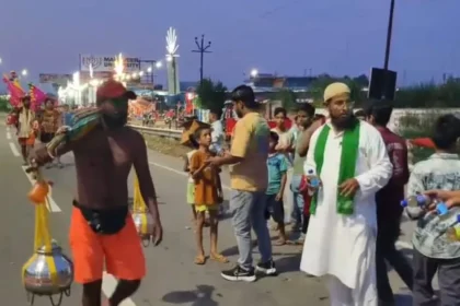मेरठ में मुस्लिम समाज ने की शिवभक्तों की सेवा, कांवड़ियों को शिकंजी वितरण