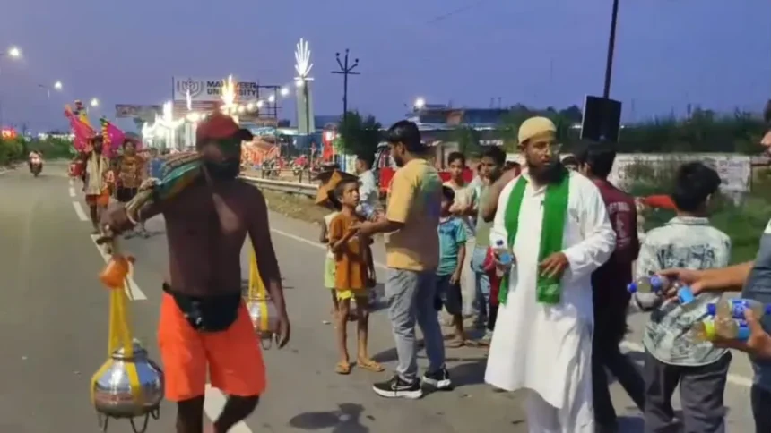 मेरठ में मुस्लिम समाज ने की शिवभक्तों की सेवा, कांवड़ियों को शिकंजी वितरण