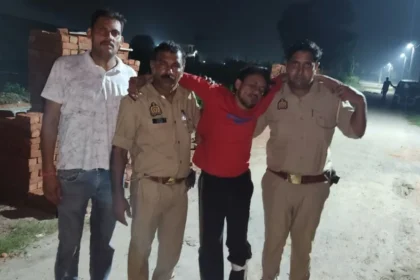 मोदीनगर पुलिस मुठभेड़ में घायल आरोपी को हिरासत में लेती पुलिस