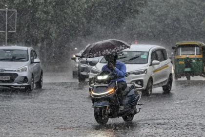 मानसून भारी बारिश अलर्ट के बीच काले बादल और बारिश