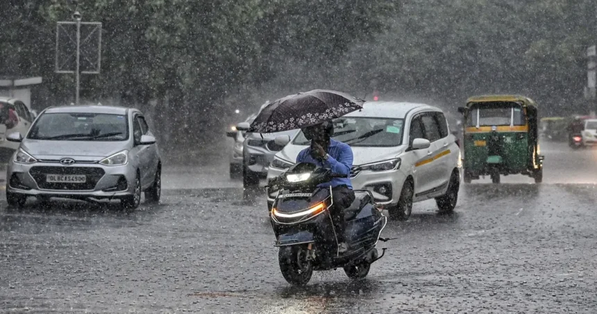 मानसून भारी बारिश अलर्ट के बीच काले बादल और बारिश