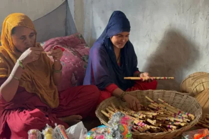 मुजफ्फरपुर मुस्लिम महिलाएं कृष्ण बांसुरी बनाते हुए
