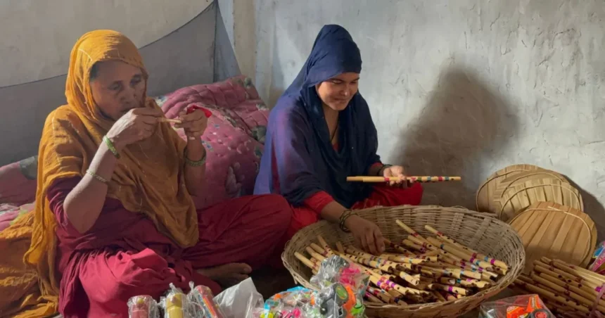 मुजफ्फरपुर मुस्लिम महिलाएं कृष्ण बांसुरी बनाते हुए